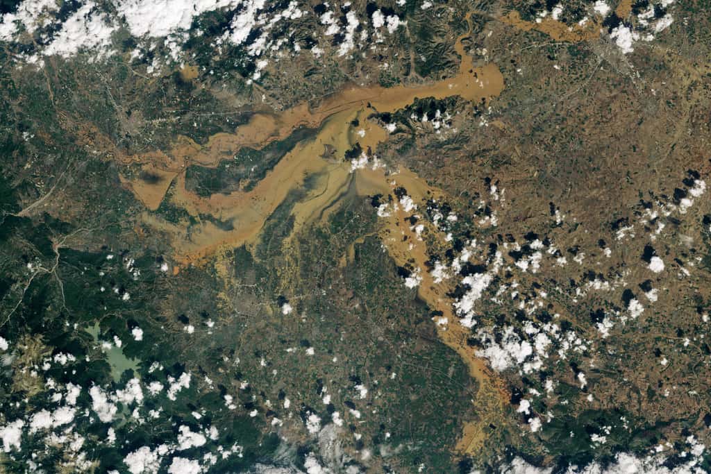 En haut, la région de Larissa — en haut à droite de l’image — et de Karditsa — en bas à gauche — avant les inondations dues au passage de la tempête Daniel. En bas, la même région après les inondations. Les zones couvertes d’eau apparaissent en marron clair. © Nasa Earth Observatory
