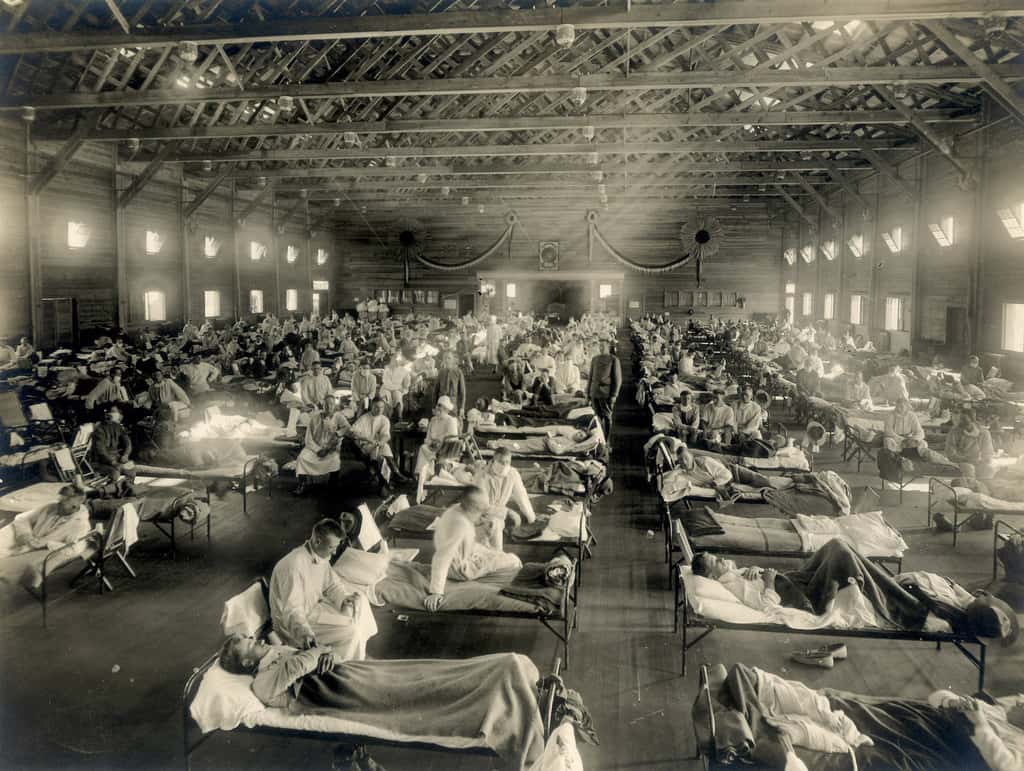 Un hôpital d’urgence au Kansas (États-Unis), pendant la pandémie de grippe espagnole en 1918. © <em>Otis Historical Archives National Museum of Health and Medicine</em>, Flickr, CC by-2.0