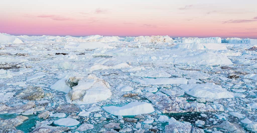 Un réchauffement de 1,5 °C au-dessus des moyennes préindustrielles pourrait condamner les glaces du Groenland. Il semble donc que les générations futures soient condamnées à vivre avec un niveau de la mer bien plus élevé qu’il ne l’est aujourd’hui. Mais la vitesse à laquelle celui-ci sera atteint semble encore pouvoir être contrôlée : 10.000 ans avec un réchauffement de +1,5 °C, seulement 1.000 ans avec un réchauffement de +2 °C. © Maridav, Adobe Stock
