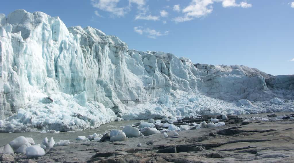 La calotte glaciaire du Groenland mesure plus de deux kilomètres d'épaisseur. Les couches de glace les plus anciennes datent de 110.000 ans. Le Groenland est largement menacé par le réchauffement climatique. Si tout l'inlandsis se mettait à fondre, cela provoquerait une élévation du niveau de la mer de 7,2 m. © Algkalv, Wikipédia, DP