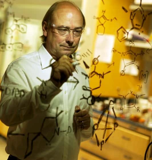 Le chimiste Guy Bertrand en plein travail. © UC Riverside L Duka