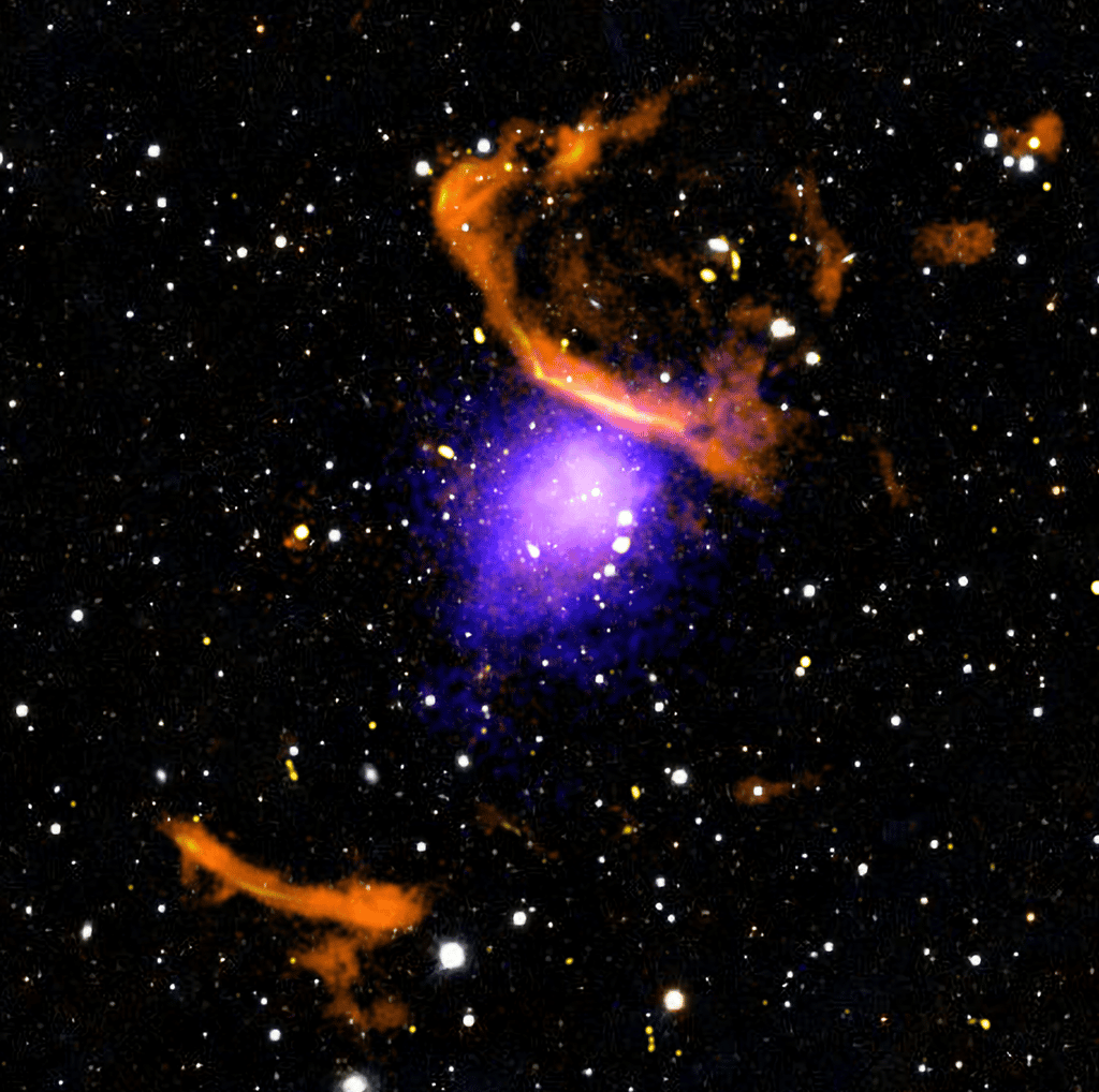 Des chercheurs du Centre d’astrophysique Harvard &amp; Smithsonian (CfA, États-Unis) ont découvert un immense nuage de particules énergétiques autour de l’amas de galaxies PLCK G287.0+32.9 dont ils livrent ici une image composite. © X-ray: Nasa/CXC/CfA/K. Rajpurohit et al. ; Optical: PanSTARRS ; Radio: SARAO/MeerKAT ; Image processing: Nasa/CXC/SAO/N. Wolk