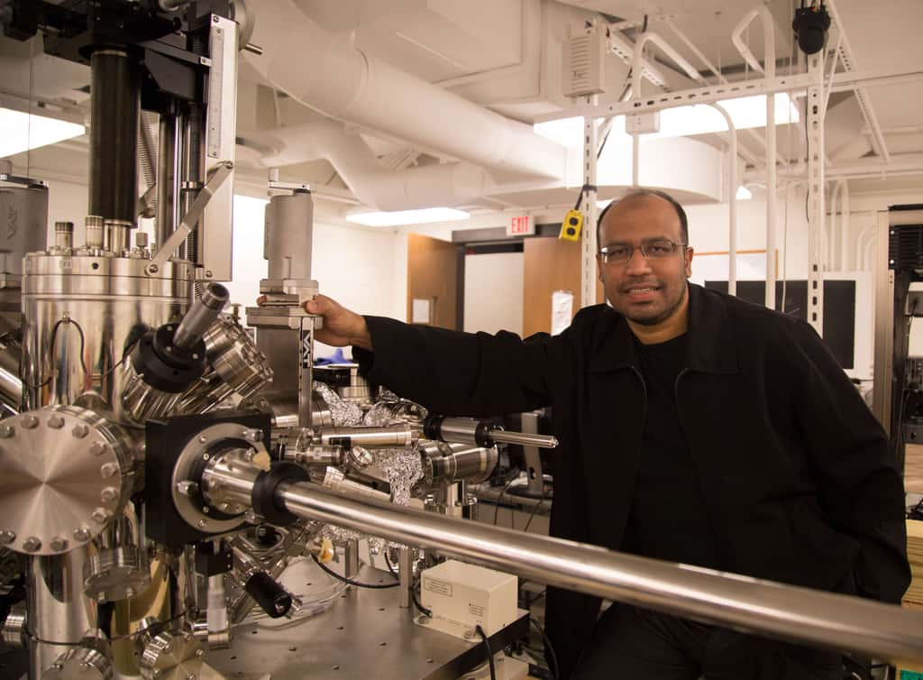 L'équipe de Zahid Hasan, professeur de physique à l'université de Princeton, a utilisé un spectromicroscope à effet tunnel pour s'assurer de la structure du cristal d'arséniure de tantale utilisé pour observer des fermions de Weyl. © Danielle Alio, <em>Princeton University, Office of Communications</em>