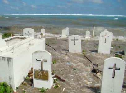 Un cimetière des îles Marshall est inondé par la marée haute, en décembre 2008 dans l'atoll de Majuro, dans l'océan Pacifique. © Giff Johnson, AFP, Archives