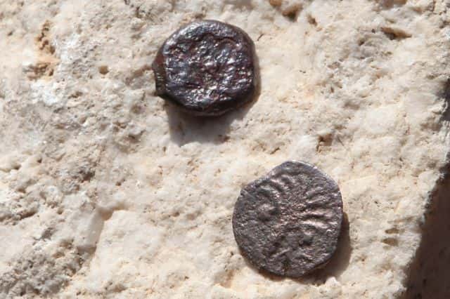 Deux anciennes pièces de bronze peut-être frappées par le procureur romain de Judée, Valerius Gratus, vers 17 ou 18 après J.-C. © AFP Photo/Gali Tibbon