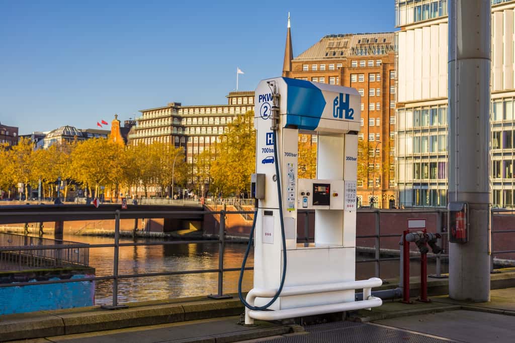 Une station de gaz hydrogène, pompe à carburant H2, dans la ville de Hambourg (Allemagne). © TimSiegert-batcam, Adobe Stock