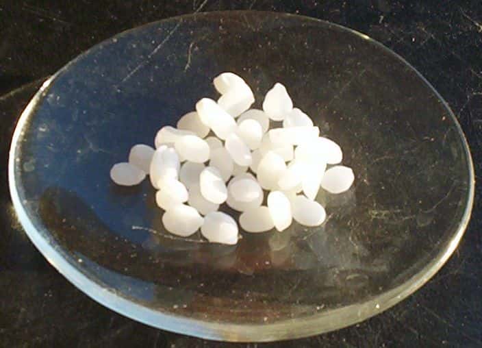 L'hydroxyde de sodium est également appelé soude caustique. Ici, de l’hydroxyde de sodium sous forme de pastilles. © Walkerma, Wikipedia, DP
