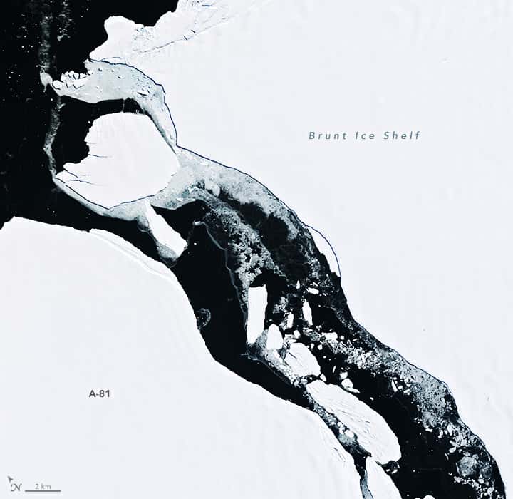 Zoom sur un petit iceberg entre A-81 et la barrière de Brunt. © Terra, Nasa