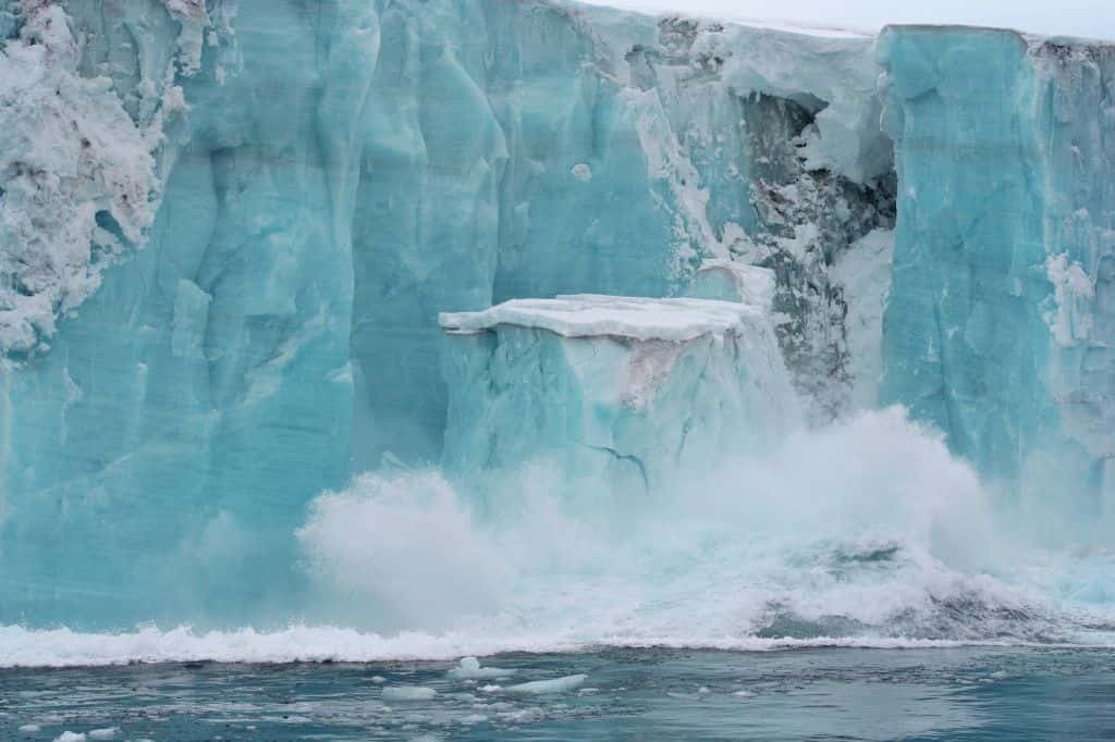 Les plateformes de glace flottantes (<em>ice shelf</em> en anglais) sont l'extension des glaciers sur l'océan. Leur épaisseur peut dépasser les 400 m. Il ne faut pas les confondre avec les banquises qui elles résultent du gel de l'eau de mer. © Yukon White Light, Flickr, cc by nc nd 2.0