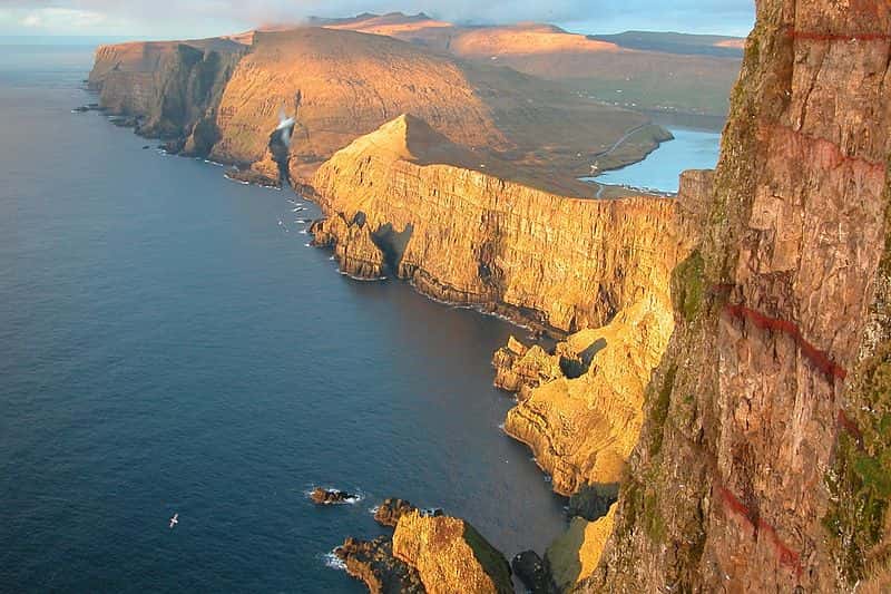 Les îles Féroé forment un archipel situé environ à mi-distance entre la Grande-Bretagne, l'Islande et la Norvège. Elles sont aujourd'hui peuplées de près de 50.000 habitants. Mais qui étaient ses premiers habitants ? © Erik Christensen, Wikipédia, cc by sa 3.0