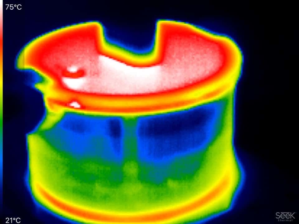 Sur cette image thermique d'une casserole qui chauffe, les fortes variations de couleurs montrent une très mauvaise répartition de la chaleur et donc des pertes d’énergie. © Raphaël Haumont, Tous droits réservés