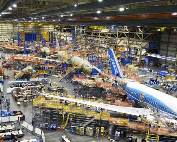 La chaîne de production des 787 à Everett (Etat de Washington), le 11 décembre 2007. Au premier plan, un 787-8 bien avancé. Derrière, l’appareil destiné aux tests statiques. © Boeing