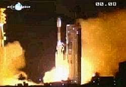Mise à feu du lanceur Ariane 44L depuis le centre spatial guyanais de Kourou. Crédit Arianespace.