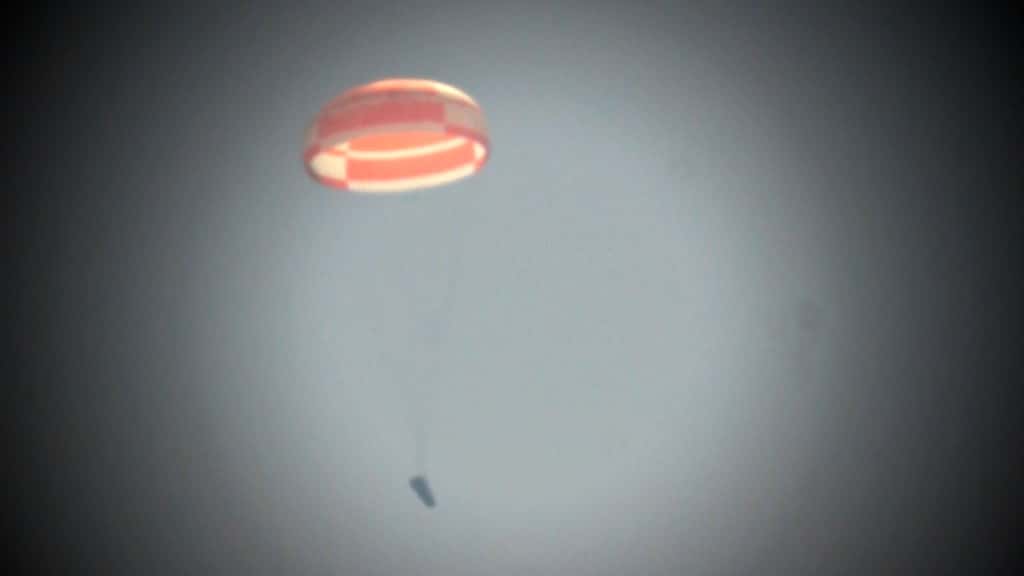 Quelques instants avant son amerrissage, l’IXV est sous parachute. Ce test a reproduit la phase finale de descente du démonstrateur, attendue lors de son vol en 2014. © Thales Alenia Space
