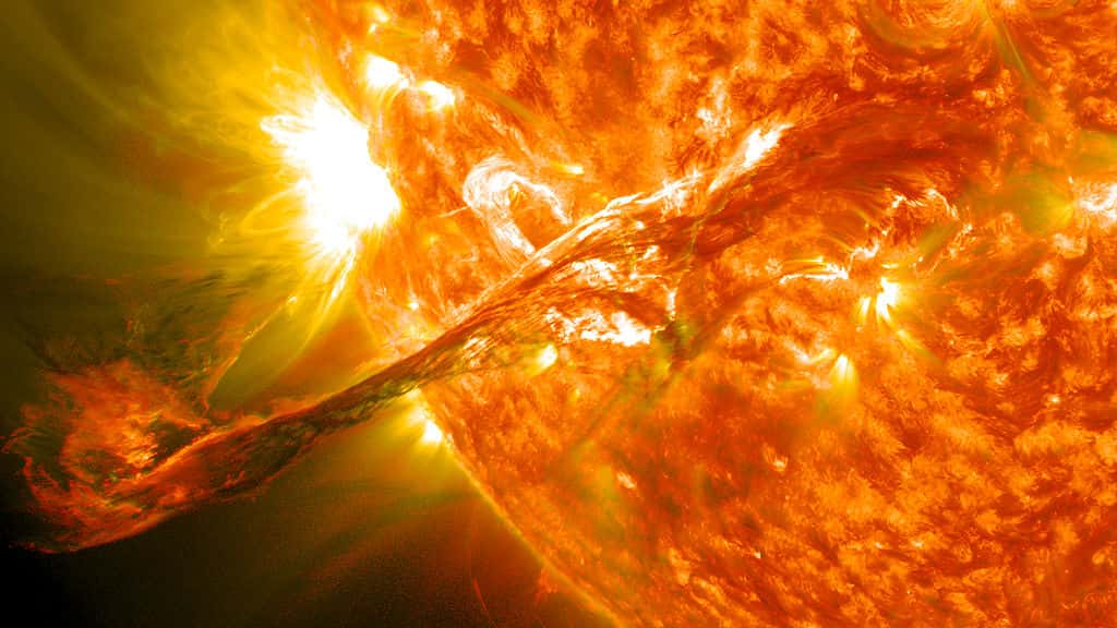 De ce filament solaire géant, photographié le 31 août 2012, a résulté l’éjection d’une masse coronale se déplaçant à 1.500 km/seconde. Des milliards de particules se sont approchées de la Terre, générant un champ magnétique si fort qu’il a interagi avec la magnétosphère et formé des aurores polaires le 3 septembre 2012. © <em>Nasa Goddard Space Flight Center</em>