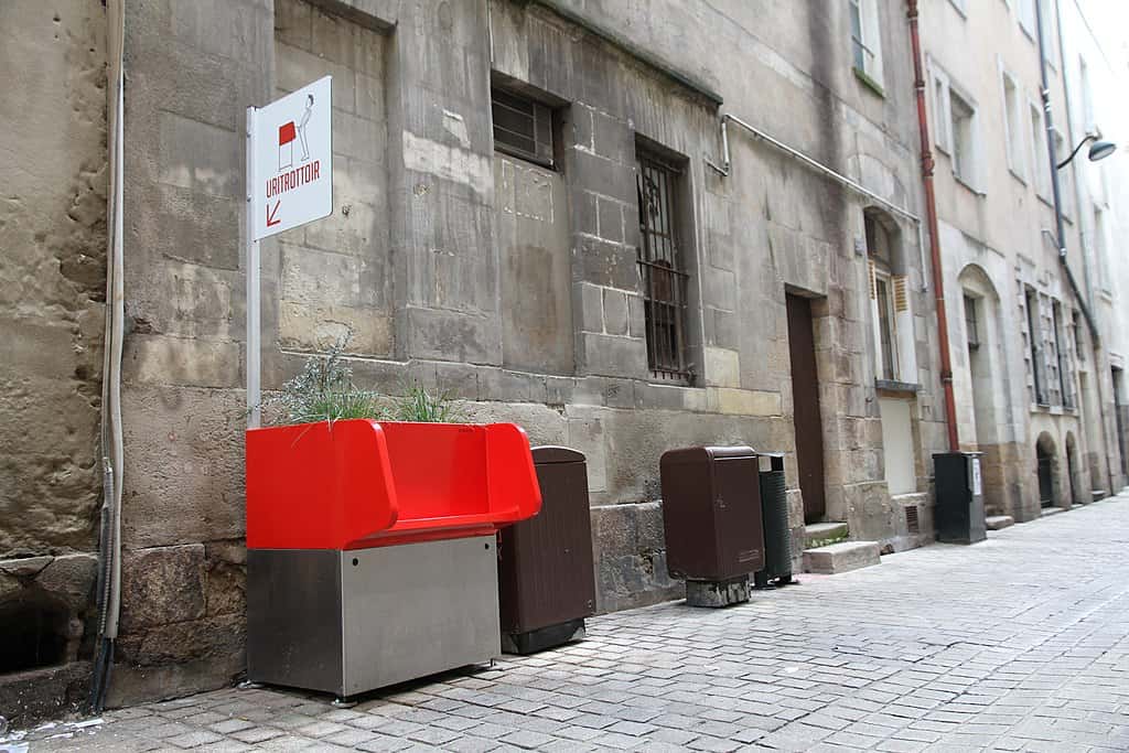 Uritrottoir rue de la Blèterie à Nantes. © Roland Belote, Wikimedia commons, CC 4.0