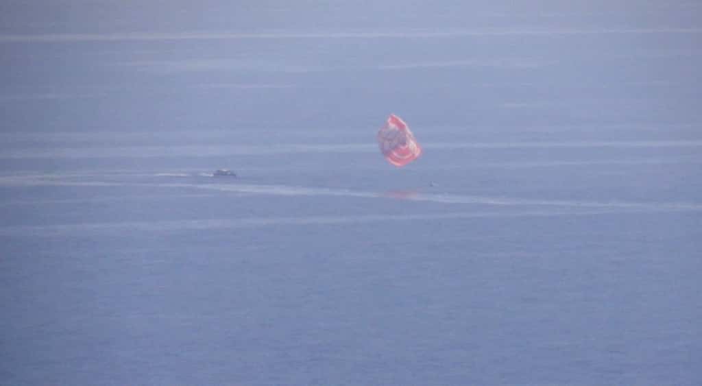 Sous son parachute, l’IXV vient de toucher l'eau de la Méditerranée, au large de la Sardaigne. Ses bouées de flottaison se gonflent pour le maintenir à flot jusqu'à sa récupération. © Thales Alenia Space
