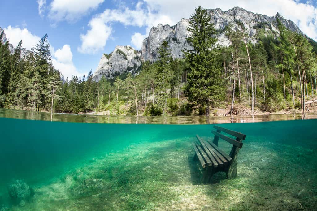 Marc Henauer a pris cette photo en mai 2013, meilleur mois de l'année pour explorer le lac Vert en Autriche. Dès l'automne, ce banc sera à nouveau accessible aux randonneurs pédestres. © Marc Henauer, www.nitrogenic.com