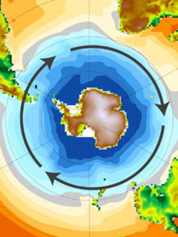 Le continent antarctique est encerclé par des vents d'ouest, représentés sur cette figure par les flèches noires. Les couleurs indiquent la température de l'océan, du bleu pour la plus froide à l’orange pour la plus chaude. © Paul J. Goodman, <em>University of Arizona</em>