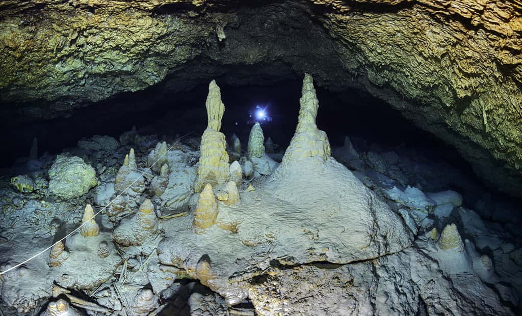 Salle des stalagmites, avec le fil d'Ariane. © Gabriel Barathieu, tous droits réservés 
