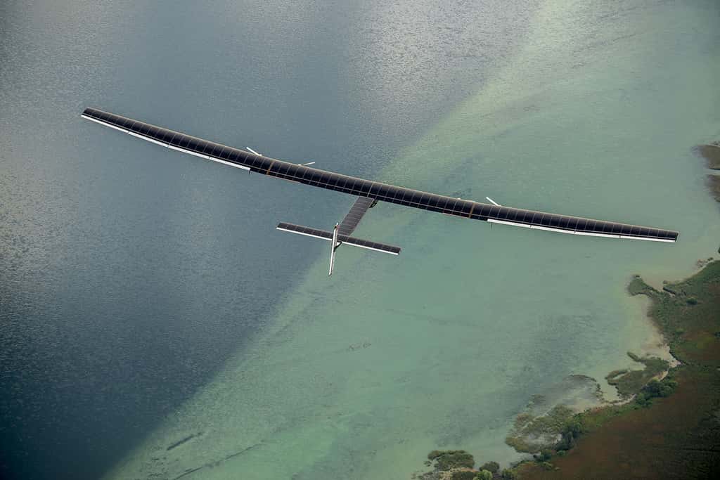 L'avion solaire « Solar Impulse » en vol au-dessus de la Suisse. © Solar Impulse, Revillard, Rezo.ch, tous droits réservés