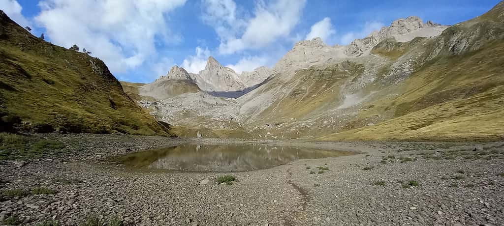 Ici, on peut voir le très bas niveau de l’eau du lac de Lhurs (altitude : 1 697 mètres) dans les Pyrénées. © Pauline Benzi, tous droits réservés 
