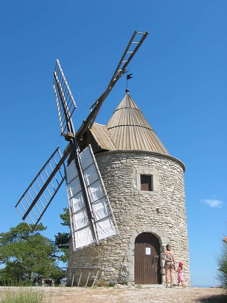 Moulin tour de Montfuron, Alpes-de-Haute-Provence. © Jean Poussin,<em> Wikimedia Commons</em>, CC 3.0