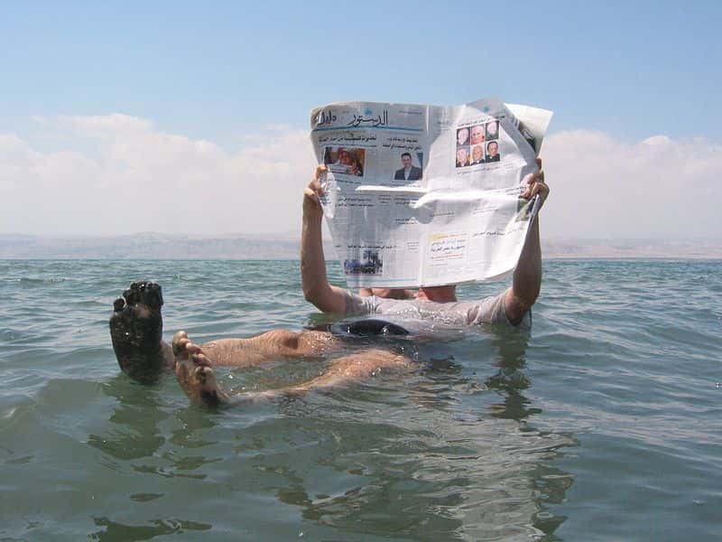 La mer Morte est un lac formé sur 45 m d'épaisseur de sel. L'eau est si concentrée que le corps humain flotte sans effort. © Pete, Wikipédia, GNU 1.2