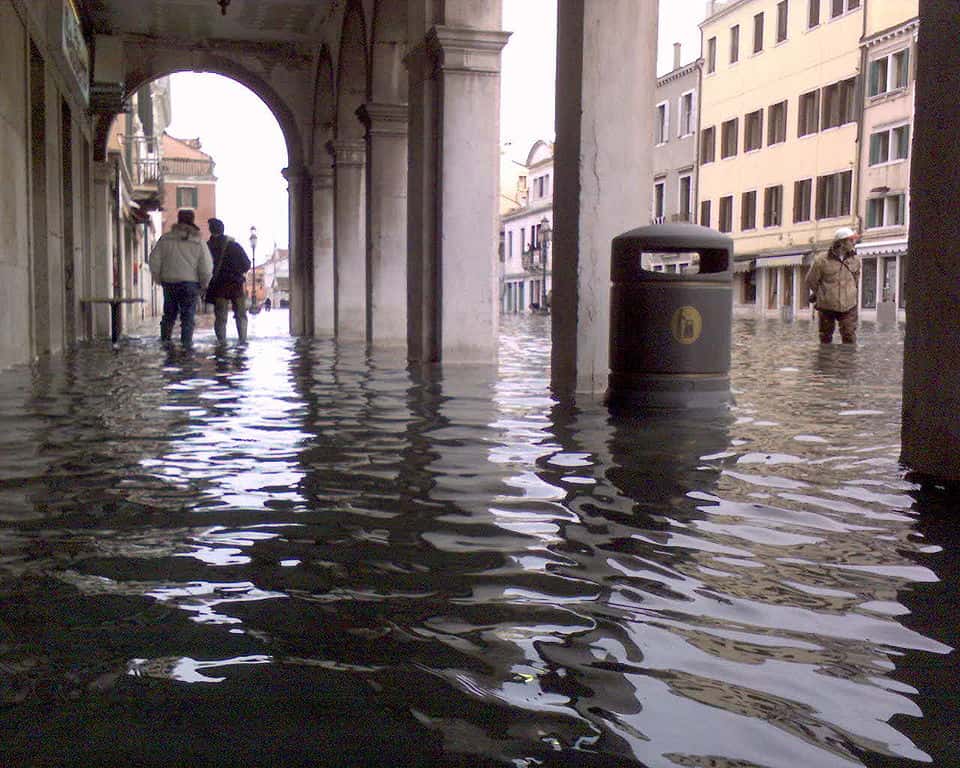 Le centre historique de Venise est parfois inondé à cause des marées. Ici, l'Acqua alta du 1<sup>er</sup> décembre 2008. © Abbag, Wikipédia, GNU 1.2