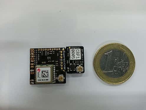 Dans ce petit module à peu près aussi grand qu’une pièce d’1 euro, tous les équipements (accéléromètre, gyroscope, altimètre, GPS) nécessaires au fonctionnement d’un système de pilotage automatisé d’un micro-drone est rassemblé. Le chef d’orchestre est une puce ARM Cortex M3 MCU cadencée à 72 MHz. À l’ensemble, baptisé Lisa/S, s’ajoute le système de communication Sperbitrf que l’on voit superposé au module sur la photo. © TU Delft