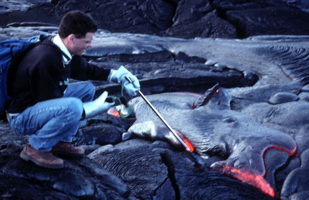 Jacques-Marie Bardintzeff mesure la température de la lave au Kilauea à Hawaï en 2001. © Jacques-Marie Bardintzeff, tous droits réservés