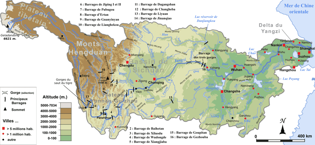 Implantation des barrages hydroélectriques de plus de 2 000 MW sur le bassin fluvial du Yangzi Chine, topographie, principaux affluents, barrages. © Pline, <em>Wikimedia Commons</em>, CC by-sa 4.0