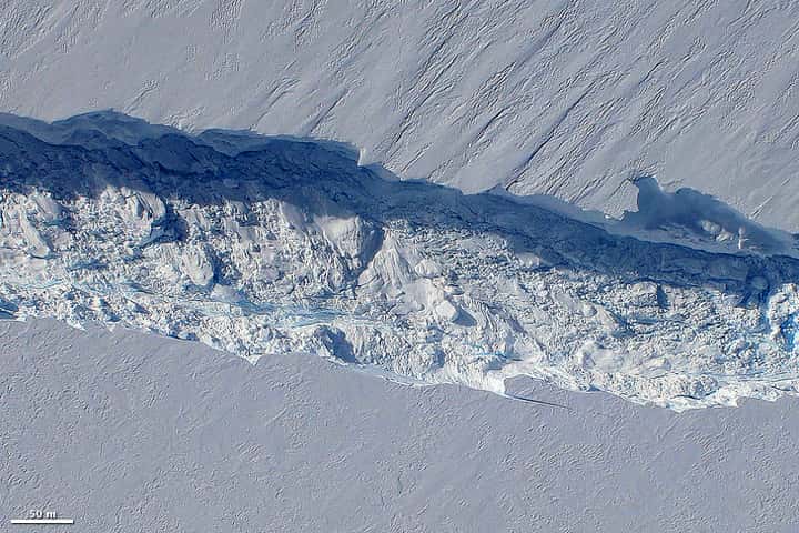 Le glacier de l’île du Pin draine environ 79 km<sup>3</sup> de glace par an. Sur cette photo, on observe la naissance d’un iceberg survenue en octobre 2011. La fin du glacier s'étendait sur environ 48 kilomètres, flottant sur l'océan. À mesure qu’il s’écoule de plus en plus de glace vers l'eau, la langue s'allonge, pour finalement se casser et former un gros iceberg. © Nasa