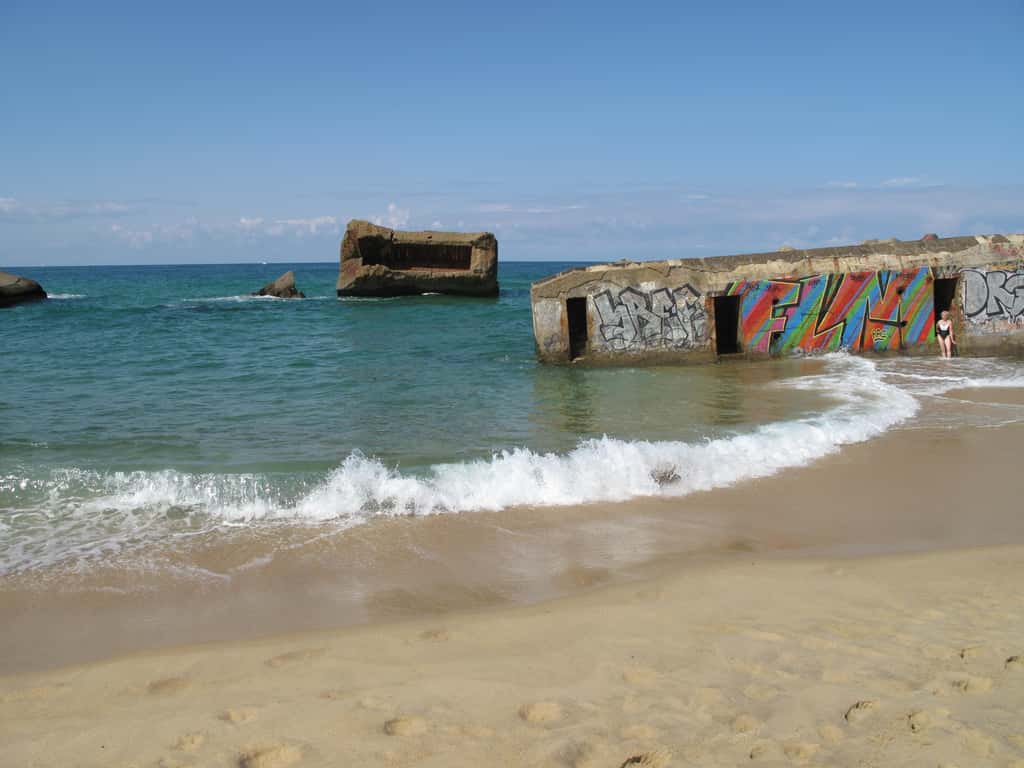Sur la côte atlantique française, les problèmes d'érosion du littoral sont importants. À l'image, des blockhaus aujourd'hui submergés par l'océan. © Tangopaso, Wikipédia, DP