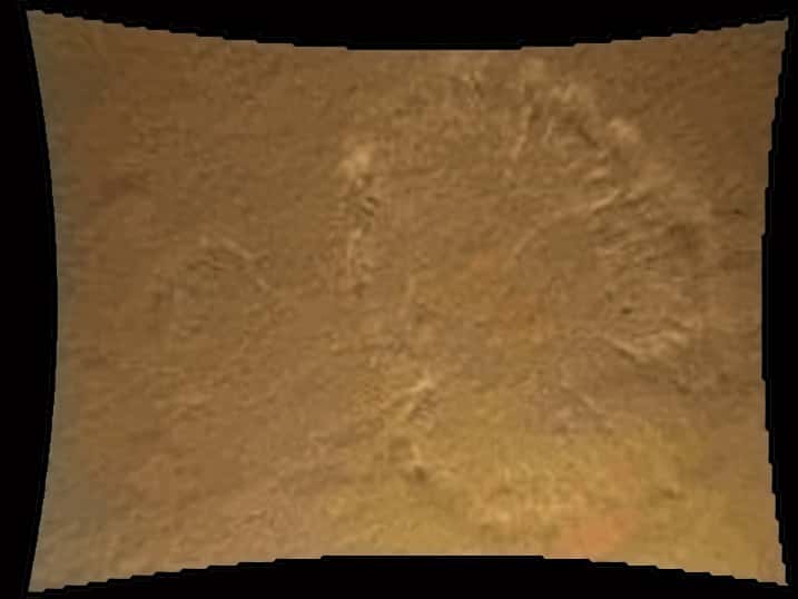 Photographié par une caméra installée sous le rover et baptisée Mardi (<em>Mars Rover Descent Imager</em>), le nuage de poussière soulevé par les fusées de la grue volante juste avant l'atterrissage. © Nasa, JPL-Caltech, MSSS