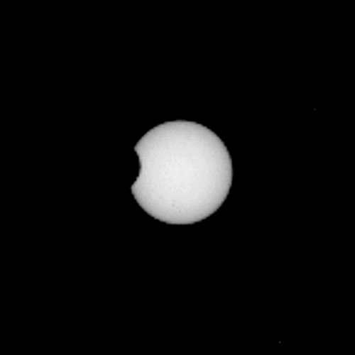 Phobos frôle le disque solaire. Une observation de Curiosity le 13 septembre 2012. © Nasa, JPL-Caltech, <em>Malin Space Science Systems</em>, <em>Texas A&M University</em>