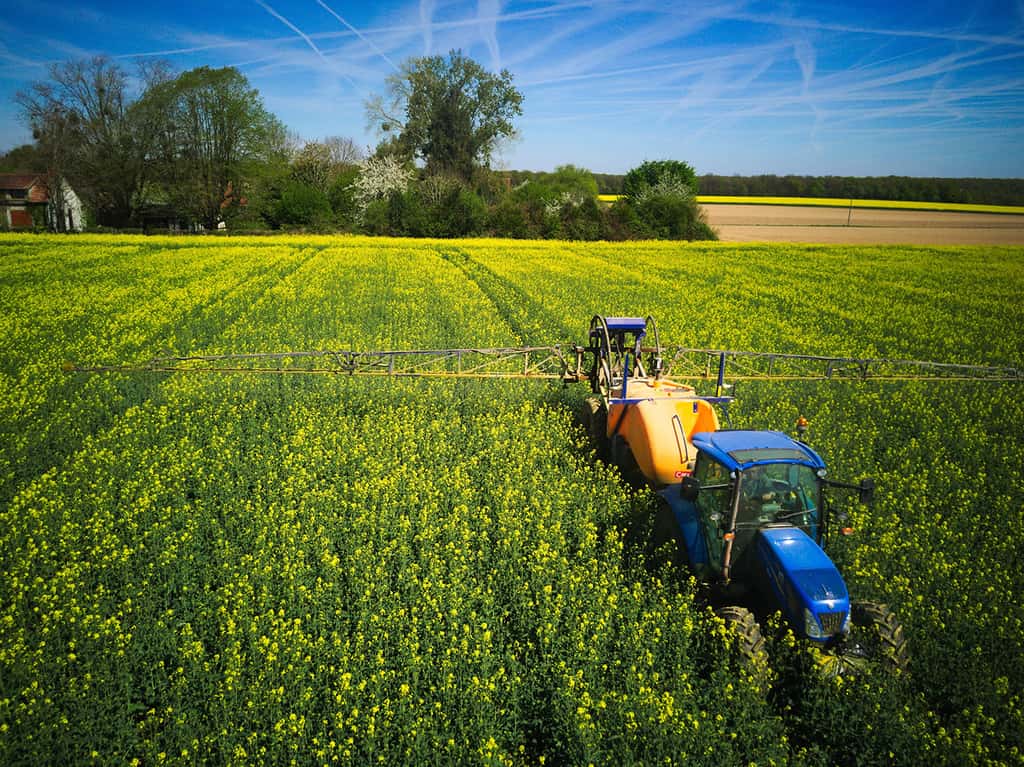 L’épandage d’engrais minéraux, une pratique devenue indispensable à l’agriculture productive moderne. © Drones First