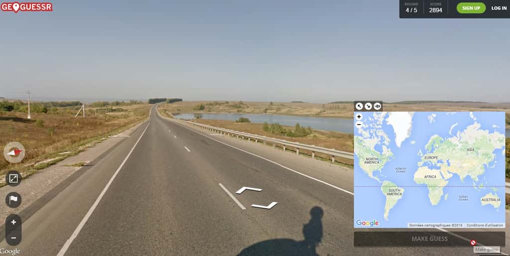 GeoGuess consiste à resituer une image prise au hasard dans Google Street View. On clique sur un point de la mappemonde puis l’on appuie sur le bouton <em>« make a guess »</em> pour voir à quelle distance exacte on se situe de la vérité. © GeoGuess 