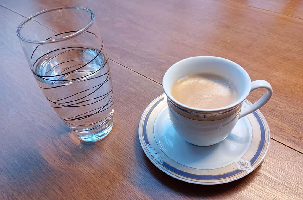 « <em>Toujours commander un verre d’eau avec sa tasse de café, et même son bol de thé, parce que leur digestion déshydrate en fait ! </em>» © Bruno Parmentier