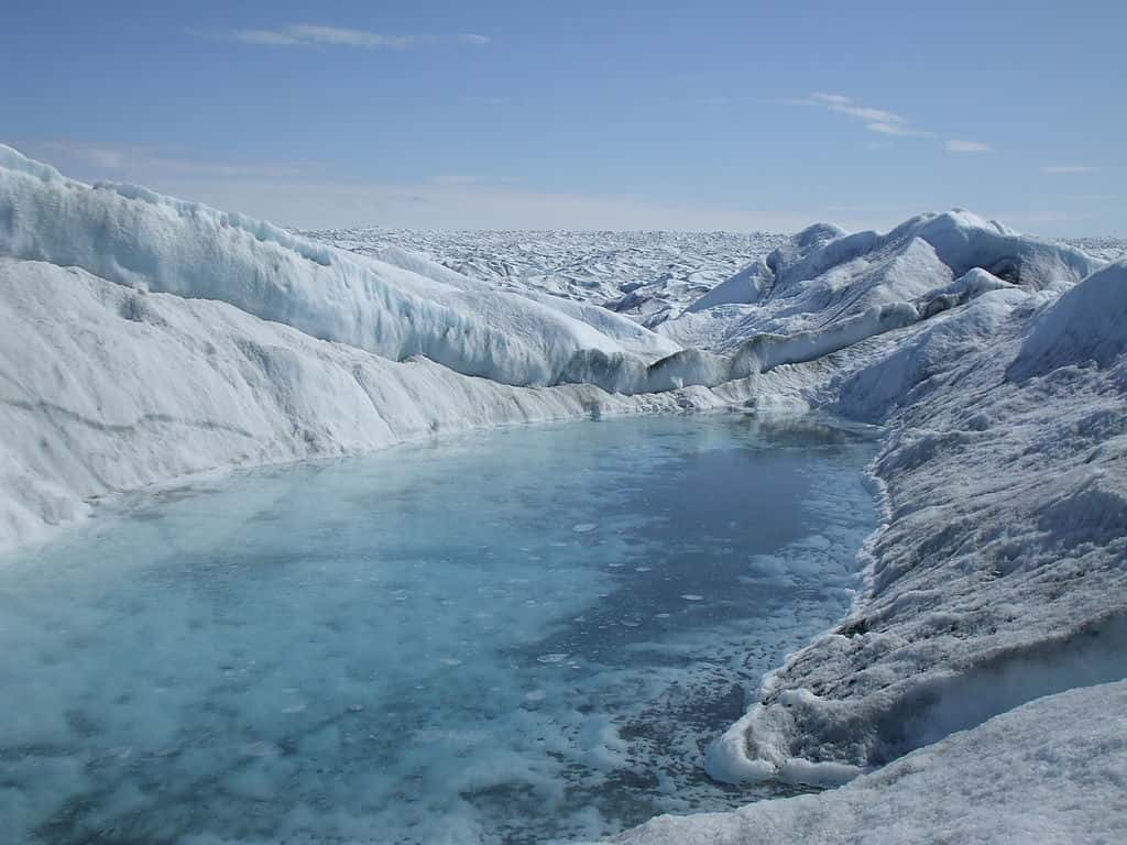 Sur la calotte du Groenland, on observe ce type de lacs, formés à partir de l'eau de fonte. Ces étendues d'eau peuvent s'infiltrer dans la couche de glace, et générer des lacs sous-glaciaires. © Halorache, Wikipédia, cc by sa 3.0