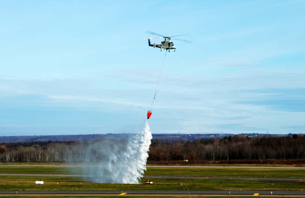 Le largage du bombardier d’eau autonome K-Max a été guidé avec précision par le drone Stalker. © Lockheed Martin
