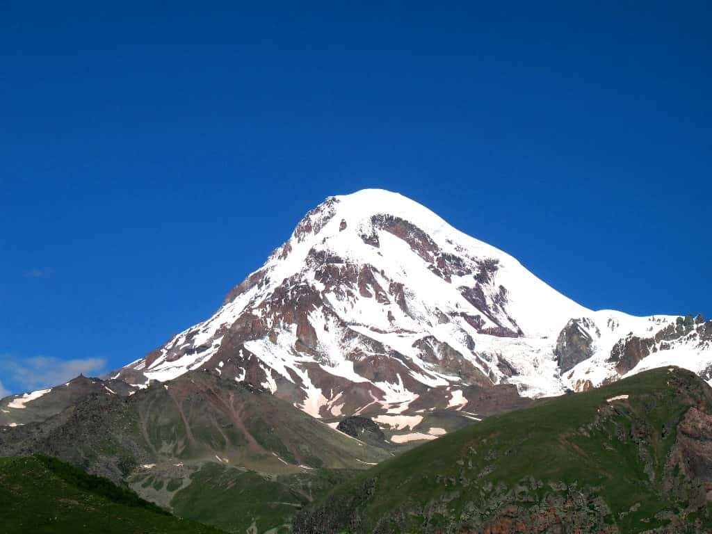 Le mont Kazbek, à plus de 5.000 mètres d'altitude, est couvert de glaciers. © Kazbegi, Wikipédia, cc by sa 2.0