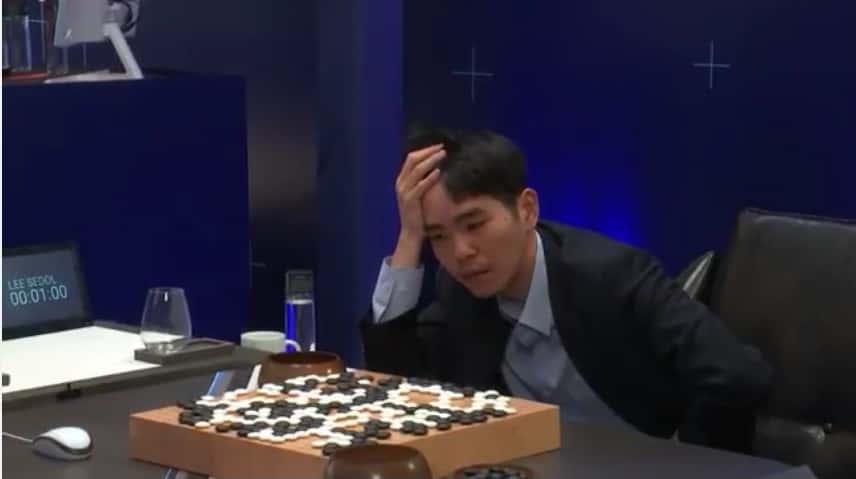 Lee Sedol vient d’abandonner la partie dans le cinquième et dernier match qui l’opposait à l’intelligence artificielle AlphaGo. © DeepMind, YouTube