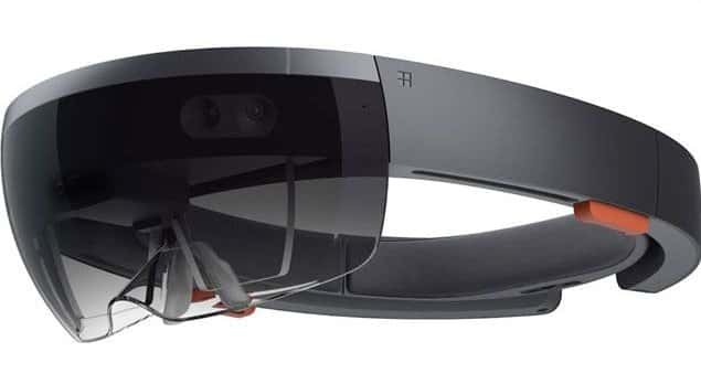 Microsoft a créé la surprise en dévoilant des lunettes à réalité augmentée qu’il présente comme un « ordinateur holographique sans fil ». Les HoloLens peuvent afficher des objets virtuels en 3D immergés dans un environnement physique, en permettant à l’utilisateur de les manipuler et de les modifier. © Microsoft 