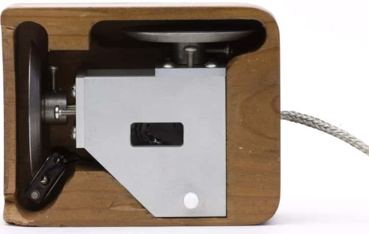 Une réplique du prototype de souris de Douglas Engelbart, réalisé par Bill English. On remarque les deux petites roues, qui seront plus tard remplacées par une boule, pour suivre les mouvements selon deux axes. © SRI
