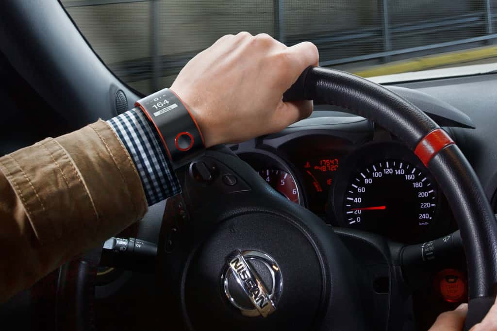 La montre Nismo de Nissan, qui n’est pour le moment qu’un concept, ambitionne de créer un lien inédit entre le conducteur et son automobile à la fois pour l’informer, mais aussi pour l’aider à progresser dans sa conduite. © Nissan