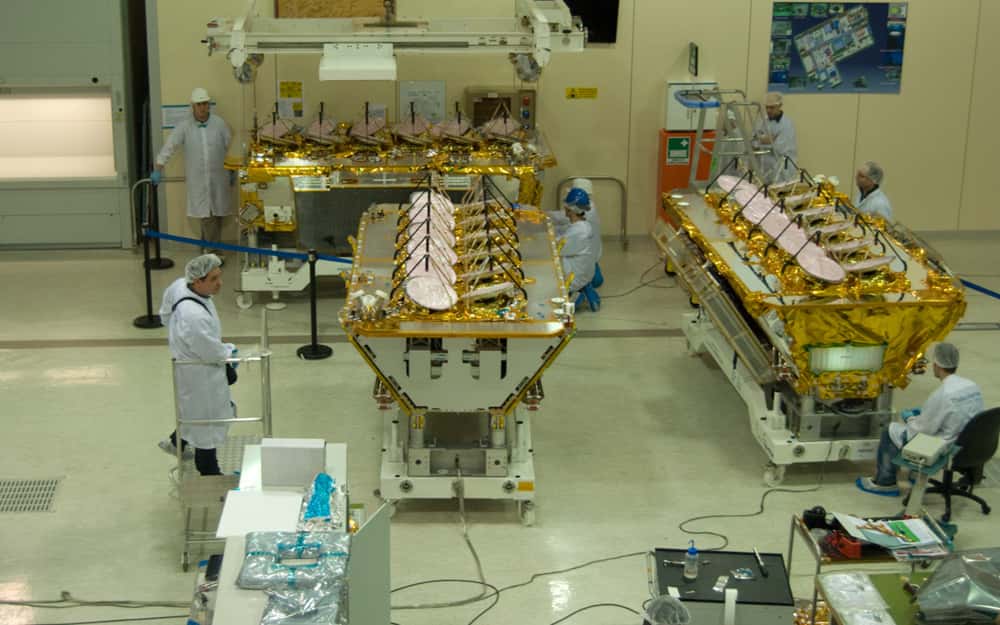 Trois des quatre satellites O3b qui seront lancés ce soir, vus ici dans l'usine romaine de Thales Alenia Space en mars 2013. © Rémy Decourt