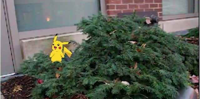 Actuellement, les personnages de Pokémon Go apparaissent flottants dans le décor réel. Grâce à la technique développée par le MIT, ce Pikachu pourrait bondir sur le buisson et l’agiter de façon réaliste. © MIT CSAIL, Abe Davis, YouTube