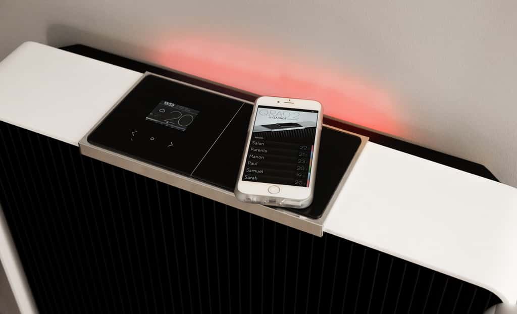 Qarnot a profité du CES de Las Vegas pour dévoiler une évolution de son radiateur connecté qui intègre toute une batterie de capteurs (air, température, humidité, décibels…), un système de charge par induction pour les smartphones et une paire de haut-parleurs Bluetooth. © Qarnot