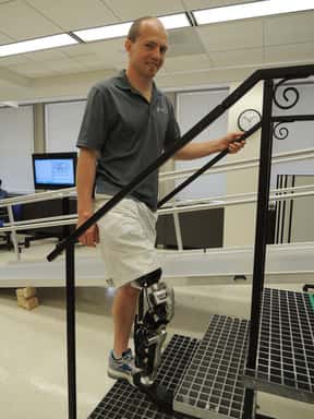 La prothèse robotisée intègre deux électrodes qui captent les signaux des muscles ischiojambiers. La jambe réagit à ces impulsions comme si elle était humaine. © RIC